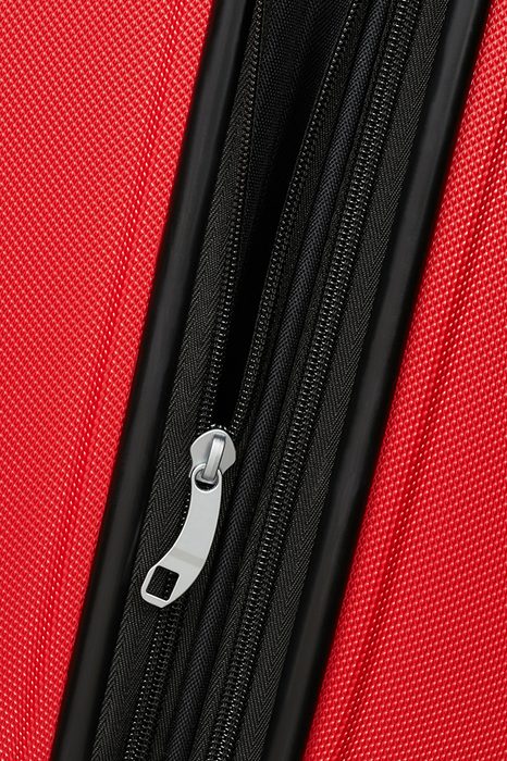 Pre pohodlné prevážanie z miesta na miesto je kufor vybavený štyrmi kolieskami, s ktorými sa jednoducho manipuluje. AMERICAN TOURISTER, PRE POHODLNÉ PREVÁŽANIE Z MIESTA NA MIESTO JE KUFOR VYBAVENÝ ŠTYRMI KOLIESKAMI, S KTORÝMI SA JEDNODUCHO MANIPULUJE. - ŠKRUPINOVÉ KUFRE - CESTOVNÉ KUFRE A TAŠKY