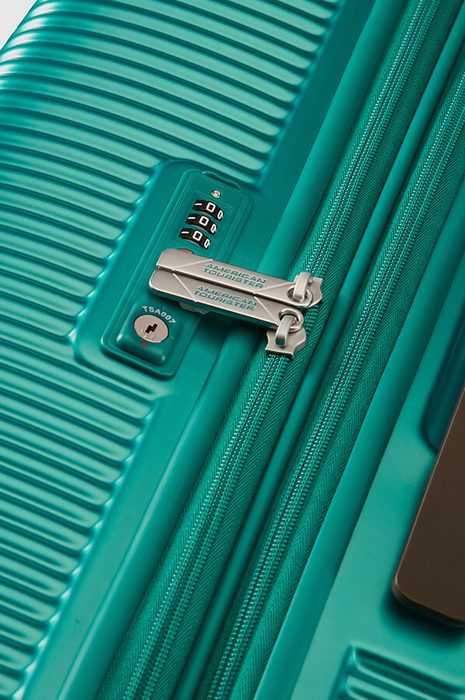 Je vyrobený z polykarbonátu, který se vyznačuje vysokou odolností, lehce omyvatelným povrchem a nižší hmotností. AMERICAN TOURISTER, JE VYROBENÝ Z POLYKARBONÁTU, KTERÝ SE VYZNAČUJE VYSOKOU ODOLNOSTÍ, LEHCE OMYVATELNÝM POVRCHEM A NIŽŠÍ HMOTNOSTÍ. - SKOŘEPINOVÉ KUFRY - CESTOVNÍ KUFRY A TAŠKY