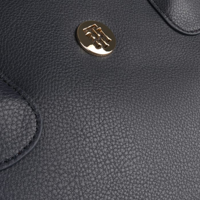 Dámska kabelka z kolekcie Charming je vyrobená zo syntetickej kože a je vďaka tomu nenáročná na údržbu. TOMMY HILFIGER, DÁMSKA KABELKA Z KOLEKCIE CHARMING JE VYROBENÁ ZO SYNTETICKEJ KOŽE A JE VĎAKA TOMU NENÁROČNÁ NA ÚDRŽBU. - KABELKY CEZ RAMENO - KABELKY