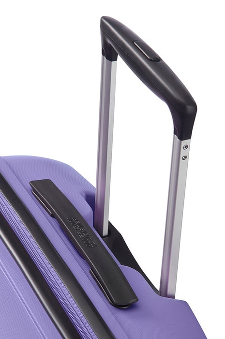 Viacstupňová rukoväť s tlačidlom a zámkom umožňuje pohodlné nastavenie pre cestovateľov akejkoľvek výšky. AMERICAN TOURISTER, VIACSTUPŇOVÁ RUKOVÄŤ S TLAČIDLOM A ZÁMKOM UMOŽŇUJE POHODLNÉ NASTAVENIE PRE CESTOVATEĽOV AKEJKOĽVEK VÝŠKY. - ŠKRUPINOVÉ KUFRE - CESTOVNÉ KUFRE A TAŠKY