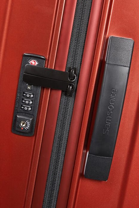Dispune de o încuietoare TSA combinată cu trei cifre pentru călătorii în siguranță SAMSONITE, DISPUNE DE O ÎNCUIETOARE TSA COMBINATĂ CU TREI CIFRE PENTRU CĂLĂTORII ÎN SIGURANȚĂ - TROLERE RIGIDE - TROLERE ȘI GENȚI DE VOIAJ