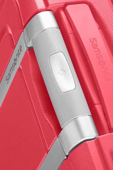 Kufor tiež obsahuje viacstupňovú trolej, ktorá sa prispôsobí akejkoľvek výške užívateľa SAMSONITE, KUFOR TIEŽ OBSAHUJE VIACSTUPŇOVÚ TROLEJ, KTORÁ SA PRISPÔSOBÍ AKEJKOĽVEK VÝŠKE UŽÍVATEĽA - ŠKRUPINOVÉ KUFRE - CESTOVNÉ KUFRE A TAŠKY