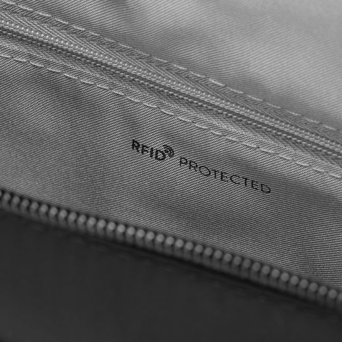 Součástí kabelky jsou také dvě vnější kapsy na zip a speciální materiál podporující funkci RFID pro ochranu vašich osobních údajů. HEDGREN, SOUČÁSTÍ KABELKY JSOU TAKÉ DVĚ VNĚJŠÍ KAPSY NA ZIP A SPECIÁLNÍ MATERIÁL PODPORUJÍCÍ FUNKCI RFID PRO OCHRANU VAŠICH OSOBNÍCH ÚDAJŮ. - KABELKY PŘES RAMENO - KABELKY