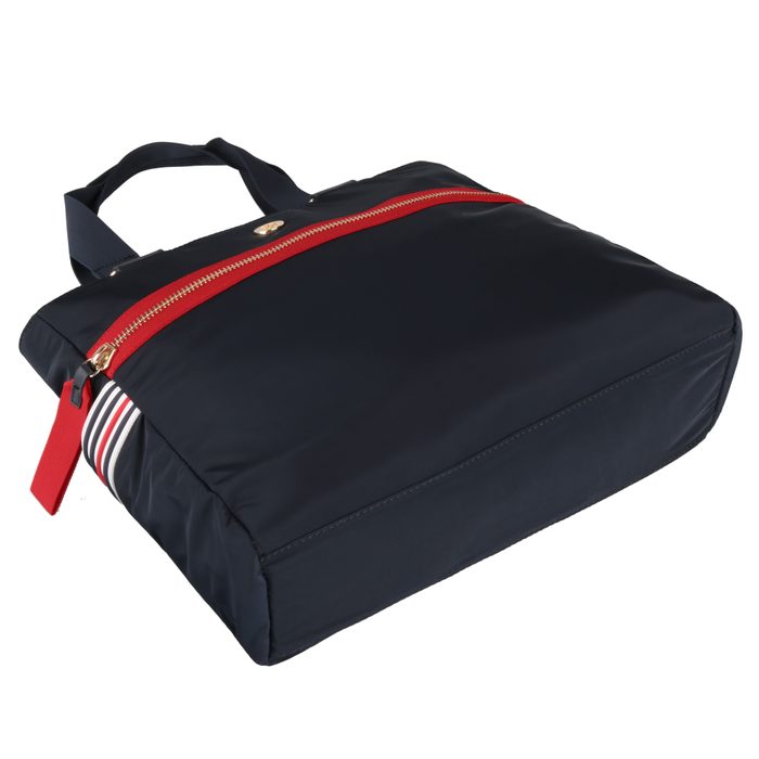 Součástí kabelky jsou také dvě vnější, boční kapsy. TOMMY HILFIGER, SOUČÁSTÍ KABELKY JSOU TAKÉ DVĚ VNĚJŠÍ, BOČNÍ KAPSY. - SHOPPER KABELKY - KABELKY