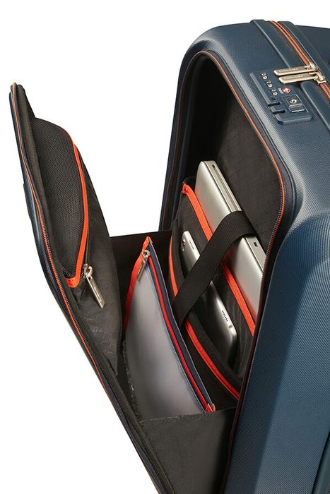 Prodigy je škrupinová kolekcia kufrov od značky Samsonite s ktorou hravo zvládnete bezpečnostnú prehliadku na letisku vďaka ľahko dosiahnuteľnom zapustenom prednom vrecku. SAMSONITE, PRODIGY JE ŠKRUPINOVÁ KOLEKCIA KUFROV OD ZNAČKY SAMSONITE S KTOROU HRAVO ZVLÁDNETE BEZPEČNOSTNÚ PREHLIADKU NA LETISKU VĎAKA ĽAHKO DOSIAHNUTEĽNOM ZAPUSTENOM PREDNOM VRECKU. - PRÍRUČNÁ BATOŽINA - CESTOVNÉ KUFRE A TAŠKY