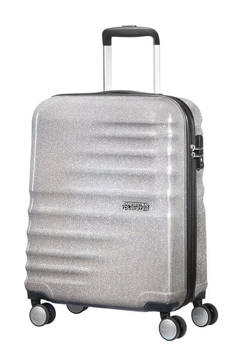 Skořepinové příruční zavazadlo z kolekce Wavebreaker od značky American Tourister vhodné pro několika denní pobyt. AMERICAN TOURISTER, SKOŘEPINOVÉ PŘÍRUČNÍ ZAVAZADLO Z KOLEKCE WAVEBREAKER OD ZNAČKY AMERICAN TOURISTER VHODNÉ PRO NĚKOLIKA DENNÍ POBYT. - PŘÍRUČNÍ ZAVAZADLA - CESTOVNÍ KUFRY A TAŠKY