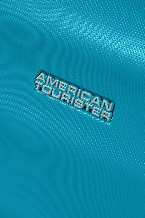 Přední stranu zdobí logo značky American Tourister. AMERICAN TOURISTER, PŘEDNÍ STRANU ZDOBÍ LOGO ZNAČKY AMERICAN TOURISTER. - PŘÍRUČNÍ ZAVAZADLA - CESTOVNÍ KUFRY A TAŠKY