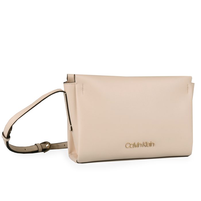 Dámská crossbody kabelka Calvin Klein v praktické velikosti krásně oživí váš outfit. CALVIN KLEIN, DÁMSKÁ CROSSBODY KABELKA CALVIN KLEIN V PRAKTICKÉ VELIKOSTI KRÁSNĚ OŽIVÍ VÁŠ OUTFIT. - CROSSBODY KABELKY - KABELKY