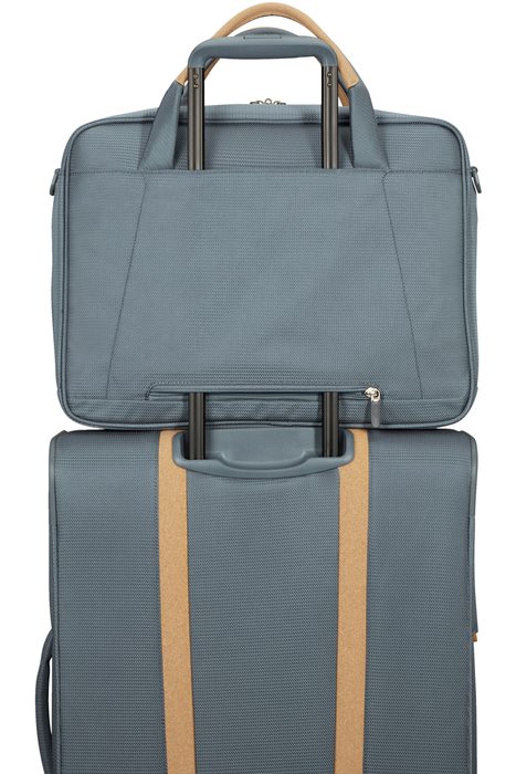 V její výbavě nechybí ani smartsleeve neboli úchyt pro nasunutí na madlo kufru. SAMSONITE, V JEJÍ VÝBAVĚ NECHYBÍ ANI SMARTSLEEVE NEBOLI ÚCHYT PRO NASUNUTÍ NA MADLO KUFRU. - CESTOVNÍ TAŠKY - CESTOVNÍ KUFRY A TAŠKY