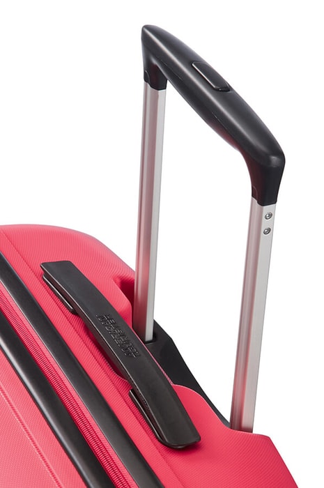 Viacstupňová rukoväť s tlačidlom a zámkom umožňuje pohodlné nastavenie pre cestovateľov akejkoľvek výšky. AMERICAN TOURISTER, VIACSTUPŇOVÁ RUKOVÄŤ S TLAČIDLOM A ZÁMKOM UMOŽŇUJE POHODLNÉ NASTAVENIE PRE CESTOVATEĽOV AKEJKOĽVEK VÝŠKY. - ŠKRUPINOVÉ KUFRE - CESTOVNÉ KUFRE A TAŠKY