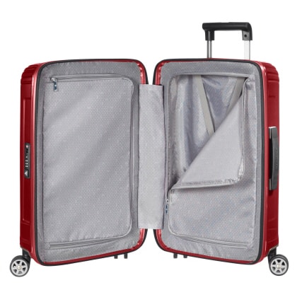 În ceea ce privește spațiul de depozitare, trolerul este echipat cu un compartiment inferior cu bretele încrucișate și un compartiment superior cu un separator. SAMSONITE, ÎN CEEA CE PRIVEȘTE SPAȚIUL DE DEPOZITARE, TROLERUL ESTE ECHIPAT CU UN COMPARTIMENT INFERIOR CU BRETELE ÎNCRUCIȘATE ȘI UN COMPARTIMENT SUPERIOR CU UN SEPARATOR. - TROLERE RIGIDE - TROLERE ȘI GENȚI DE VOIAJ