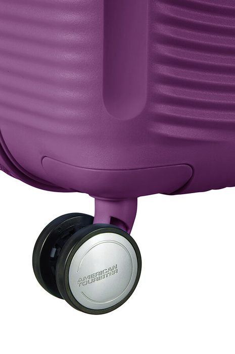 Pro pohodlné převážení z místa na místo je kufr vybaven čtyřmi dvojitými kolečky, která se otáčejí v plném rozsahu 360°. AMERICAN TOURISTER, PRO POHODLNÉ PŘEVÁŽENÍ Z MÍSTA NA MÍSTO JE KUFR VYBAVEN ČTYŘMI DVOJITÝMI KOLEČKY, KTERÁ SE OTÁČEJÍ V PLNÉM ROZSAHU 360°. - SKOŘEPINOVÉ KUFRY - CESTOVNÍ KUFRY A TAŠKY