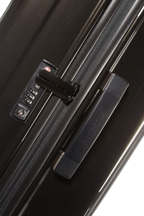 Dispune de o încuietoare TSA combinată cu trei cifre pentru călătorii în siguranță SAMSONITE, DISPUNE DE O ÎNCUIETOARE TSA COMBINATĂ CU TREI CIFRE PENTRU CĂLĂTORII ÎN SIGURANȚĂ - TROLERE RIGIDE - TROLERE ȘI GENȚI DE VOIAJ