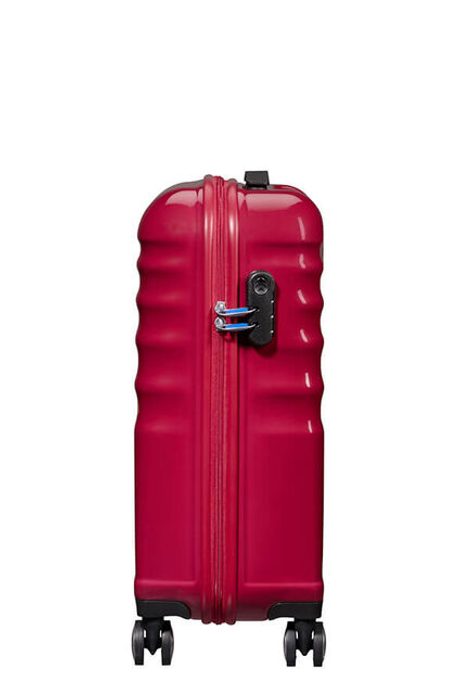 V jeho výbavě naleznete také kombinační tříčíselný bezpečnostní zámek. AMERICAN TOURISTER, V JEHO VÝBAVĚ NALEZNETE TAKÉ KOMBINAČNÍ TŘÍČÍSELNÝ BEZPEČNOSTNÍ ZÁMEK. - PŘÍRUČNÍ ZAVAZADLA - CESTOVNÍ KUFRY A TAŠKY