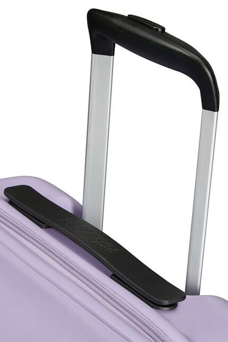 Nesmí chybět ani výsuvná rukojeť s aretací a horní madlo pro snadnou manipulaci. AMERICAN TOURISTER, NESMÍ CHYBĚT ANI VÝSUVNÁ RUKOJEŤ S ARETACÍ A HORNÍ MADLO PRO SNADNOU MANIPULACI. - PŘÍRUČNÍ ZAVAZADLA - CESTOVNÍ KUFRY A TAŠKY