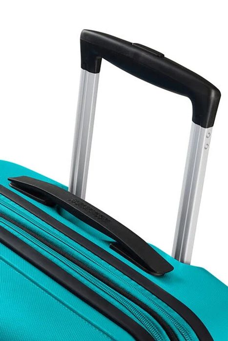 Dále v jeho výbavě naleznete výsuvnou dvojitou trolej s aretací a horní a boční madlo. AMERICAN TOURISTER, DÁLE V JEHO VÝBAVĚ NALEZNETE VÝSUVNOU DVOJITOU TROLEJ S ARETACÍ A HORNÍ A BOČNÍ MADLO. - SKOŘEPINOVÉ KUFRY - CESTOVNÍ KUFRY A TAŠKY