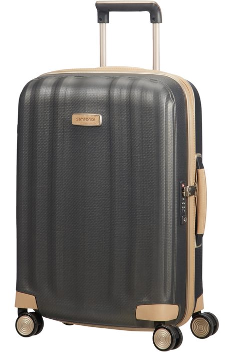 Kolekce kufrů Lite-Cube Prime od značky Samsonite splňuje svůj slib jedinečného stylu, naprostého komfortu a špičkové funkčnosti. Dodejte svému cestování punc dokonalosti s tímto kabinovým kufrem Lite-Cube Prime. SAMSONITE, KOLEKCE KUFRŮ LITE-CUBE PRIME OD ZNAČKY SAMSONITE SPLŇUJE SVŮJ SLIB JEDINEČNÉHO STYLU, NAPROSTÉHO KOMFORTU A ŠPIČKOVÉ FUNKČNOSTI. DODEJTE SVÉMU CESTOVÁNÍ PUNC DOKONALOSTI S TÍMTO KABINOVÝM KUFREM LITE-CUBE PRIME. - PŘÍRUČNÍ ZAVAZADLA - CESTOVNÍ KUFRY A TAŠKY