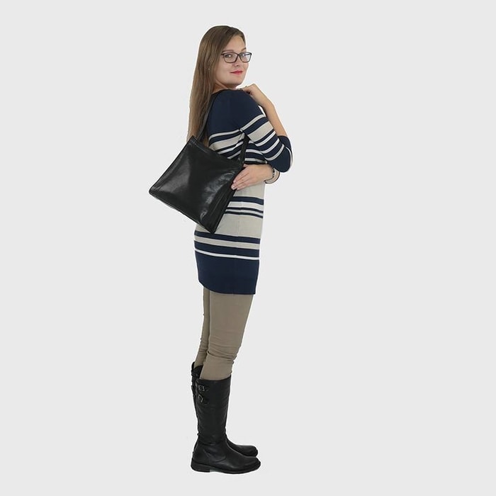 Kabelka je strednej veľkosti a je tak skvelá na denné nosenie. ELEGA, KABELKA JE STREDNEJ VEĽKOSTI A JE TAK SKVELÁ NA DENNÉ NOSENIE. - KABELKY CEZ RAMENO - KABELKY