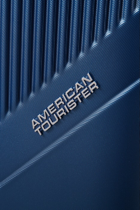 Logo značky American Tourister. AMERICAN TOURISTER, LOGO ZNAČKY AMERICAN TOURISTER. - SKOŘEPINOVÉ KUFRY - CESTOVNÍ KUFRY A TAŠKY