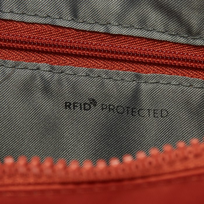 Součástí kabelky jsou také dvě vnější kapsy na zip a speciální materiál podporující funkci RFID pro ochranu vašich osobních údajů. HEDGREN, SOUČÁSTÍ KABELKY JSOU TAKÉ DVĚ VNĚJŠÍ KAPSY NA ZIP A SPECIÁLNÍ MATERIÁL PODPORUJÍCÍ FUNKCI RFID PRO OCHRANU VAŠICH OSOBNÍCH ÚDAJŮ. - KABELKY PŘES RAMENO - KABELKY
