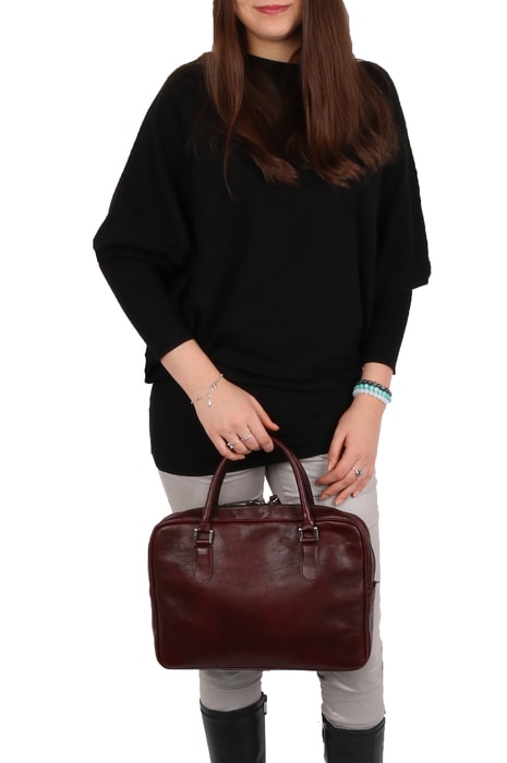 Tašku na notebook můžete nosit pohodlně v ruce i přes rameno. Na fotce je vyobrazená s modelkou vysokou 173 cm. SNĚŽKA NÁCHOD, TAŠKU NA NOTEBOOK MŮŽETE NOSIT POHODLNĚ V RUCE I PŘES RAMENO. NA FOTCE JE VYOBRAZENÁ S MODELKOU VYSOKOU 173 CM. - TAŠKY NA NOTEBOOKY A DOKUMENTY - KABELKY