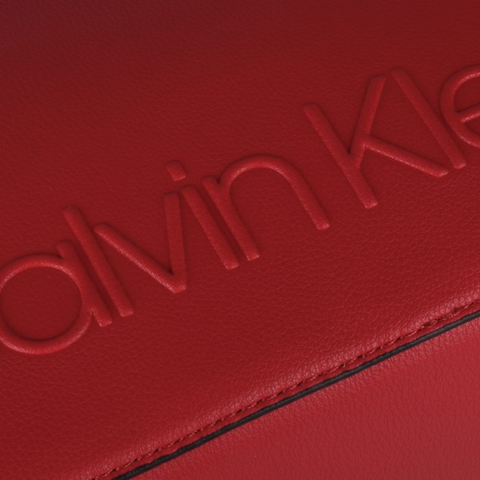 Crossbody kabelka Calvin Klein z kolekcie Edged je vyrobená zo syntetickej kože a vďaka tomu je nenáročná na údržbu. CALVIN KLEIN, CROSSBODY KABELKA CALVIN KLEIN Z KOLEKCIE EDGED JE VYROBENÁ ZO SYNTETICKEJ KOŽE A VĎAKA TOMU JE NENÁROČNÁ NA ÚDRŽBU. - KABELKY CEZ RAMENO - KABELKY