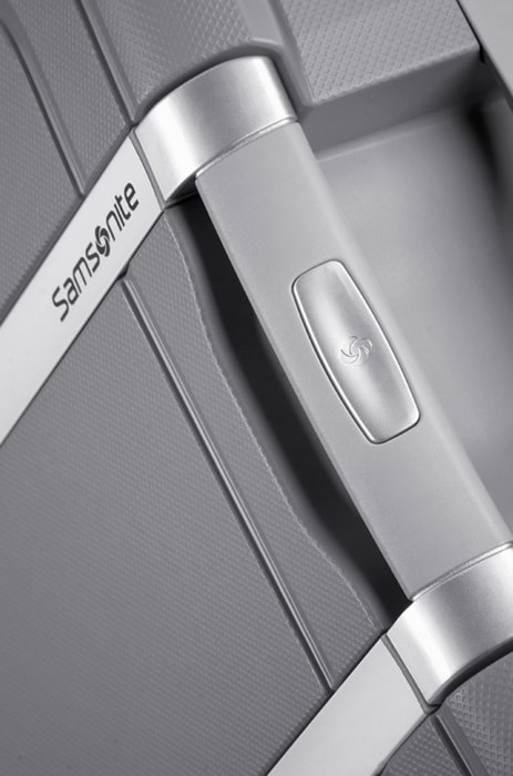 Kufor tiež obsahuje viacstupňovú trolej, ktorá sa prispôsobí akejkoľvek výške užívateľa SAMSONITE, KUFOR TIEŽ OBSAHUJE VIACSTUPŇOVÚ TROLEJ, KTORÁ SA PRISPÔSOBÍ AKEJKOĽVEK VÝŠKE UŽÍVATEĽA - ŠKRUPINOVÉ KUFRE - CESTOVNÉ KUFRE A TAŠKY
