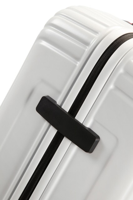 Neopulse este un troler cu carcasă rigidă care combină perfect greutatea redusă și rezistența grație designului armat brevetat și a colțurilor cu extra protecție. SAMSONITE, NEOPULSE ESTE UN TROLER CU CARCASĂ RIGIDĂ CARE COMBINĂ PERFECT GREUTATEA REDUSĂ ȘI REZISTENȚA GRAȚIE DESIGNULUI ARMAT BREVETAT ȘI A COLȚURILOR CU EXTRA PROTECȚIE. - TROLERE RIGIDE - TROLERE ȘI GENȚI DE VOIAJ