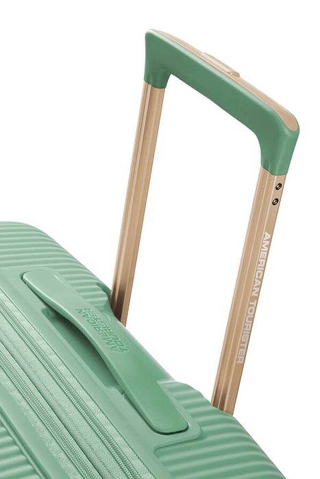 Snadnou manipulaci umožňuje polohovatelná trolej s nastavitelnou délkou a dvě madla (horní a boční). AMERICAN TOURISTER, SNADNOU MANIPULACI UMOŽŇUJE POLOHOVATELNÁ TROLEJ S NASTAVITELNOU DÉLKOU A DVĚ MADLA (HORNÍ A BOČNÍ). - SKOŘEPINOVÉ KUFRY - CESTOVNÍ KUFRY A TAŠKY