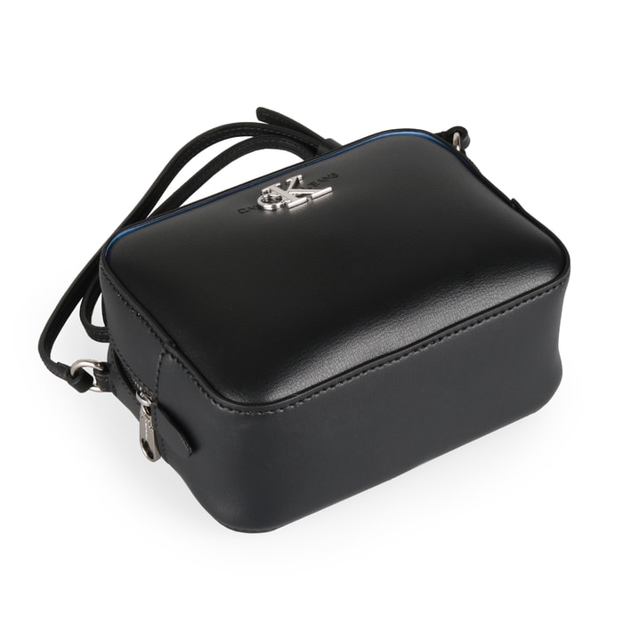 Kabelku je možné nosit přes rameno nebo crossbody. Úzký popruh lze nastavit až na 165 cm. CALVIN KLEIN, KABELKU JE MOŽNÉ NOSIT PŘES RAMENO NEBO CROSSBODY. ÚZKÝ POPRUH LZE NASTAVIT AŽ NA 165 CM. - CROSSBODY KABELKY - KABELKY