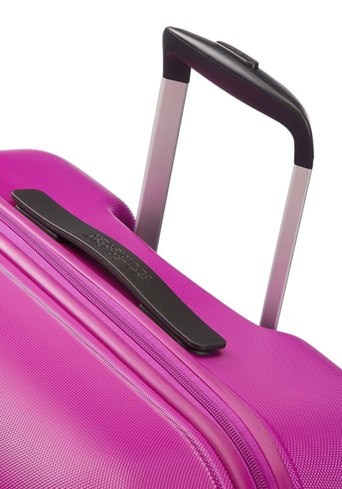 V jeho výbavě dále najdete odolnou výsuvnou rukojeť, která usnadňuje zvedání a přenášení zavazadla. AMERICAN TOURISTER, V JEHO VÝBAVĚ DÁLE NAJDETE ODOLNOU VÝSUVNOU RUKOJEŤ, KTERÁ USNADŇUJE ZVEDÁNÍ A PŘENÁŠENÍ ZAVAZADLA. - PŘÍRUČNÍ ZAVAZADLA - CESTOVNÍ KUFRY A TAŠKY