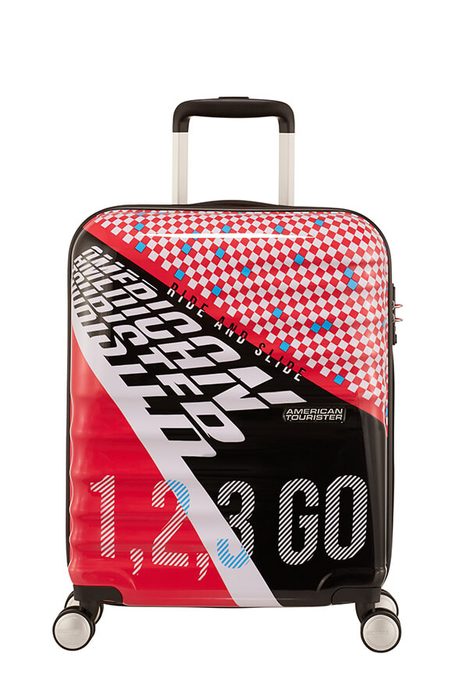 Přední stranu zdobí logo značky American Tourister. AMERICAN TOURISTER, PŘEDNÍ STRANU ZDOBÍ LOGO ZNAČKY AMERICAN TOURISTER. - PŘÍRUČNÍ ZAVAZADLA - CESTOVNÍ KUFRY A TAŠKY