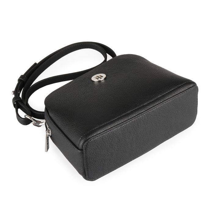 Popruh lze hravě nastavit na požadovanou délku. TOMMY HILFIGER, POPRUH LZE HRAVĚ NASTAVIT NA POŽADOVANOU DÉLKU. - CROSSBODY KABELKY - KABELKY