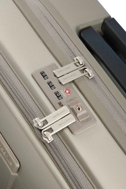 Toto elegantní příruční zavazadlo disponuje kombinovaným TSA zámkem pro bezpečné cestování kolem světa. SAMSONITE, TOTO ELEGANTNÍ PŘÍRUČNÍ ZAVAZADLO DISPONUJE KOMBINOVANÝM TSA ZÁMKEM PRO BEZPEČNÉ CESTOVÁNÍ KOLEM SVĚTA. - PRÍRUČNÁ BATOŽINA - CESTOVNÉ KUFRE A TAŠKY