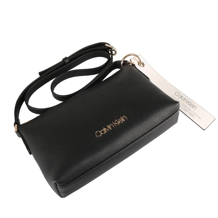 Kabelku zdobí odnímatelný přívěsek s logem značky Calvin Klein. CALVIN KLEIN, KABELKU ZDOBÍ ODNÍMATELNÝ PŘÍVĚSEK S LOGEM ZNAČKY CALVIN KLEIN. - CROSSBODY KABELKY - KABELKY