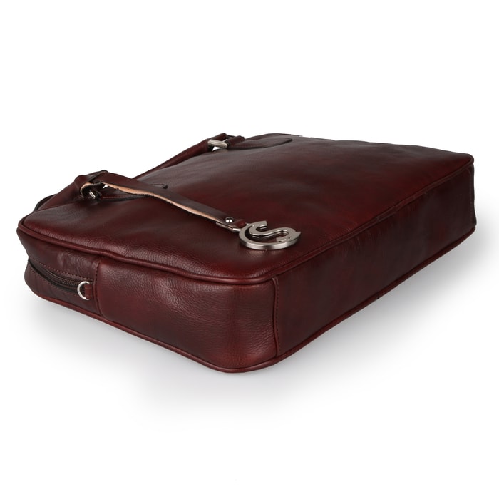 Tmavě hnědá barva tašky na notebook působí stále velmi elegantně a můžete ji snadno nakombinovat ke všem druhům formálních outfitů. SNĚŽKA NÁCHOD, TMAVĚ HNĚDÁ BARVA TAŠKY NA NOTEBOOK PŮSOBÍ STÁLE VELMI ELEGANTNĚ A MŮŽETE JI SNADNO NAKOMBINOVAT KE VŠEM DRUHŮM FORMÁLNÍCH OUTFITŮ. - TAŠKY NA NOTEBOOKY A DOKUMENTY - KABELKY