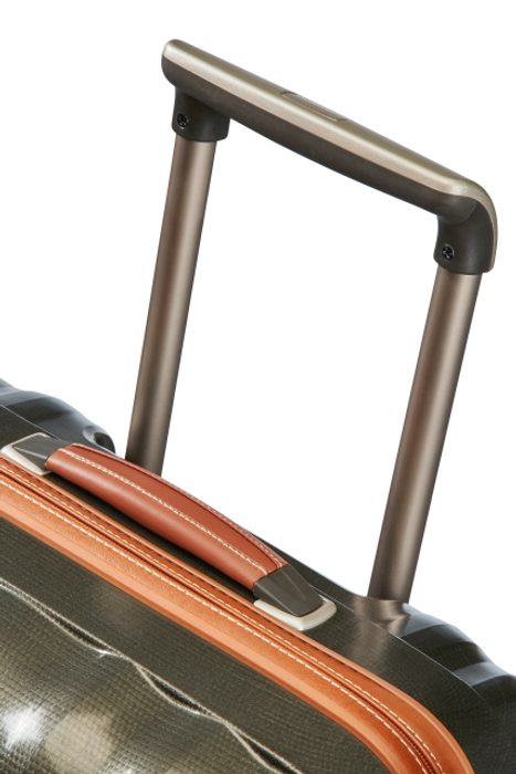 Dále obsahuje jednu boční kapsu na zip a odnímatelnou přepážku s ramínkem, která může být také použita jako samostatná přepážka SAMSONITE, DÁLE OBSAHUJE JEDNU BOČNÍ KAPSU NA ZIP A ODNÍMATELNOU PŘEPÁŽKU S RAMÍNKEM, KTERÁ MŮŽE BÝT TAKÉ POUŽITA JAKO SAMOSTATNÁ PŘEPÁŽKA - SKOŘEPINOVÉ KUFRY - CESTOVNÍ KUFRY A TAŠKY