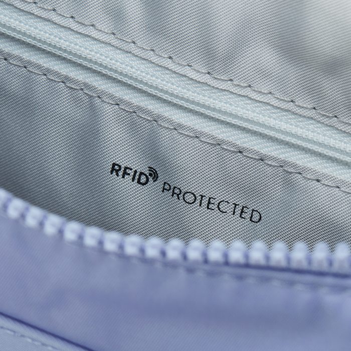 Součástí kabelky jsou také dvě vnější kapsy na zip a speciální materiál podporující funkci RFID pro ochranu vašich osobních údajů. HEDGREN, SOUČÁSTÍ KABELKY JSOU TAKÉ DVĚ VNĚJŠÍ KAPSY NA ZIP A SPECIÁLNÍ MATERIÁL PODPORUJÍCÍ FUNKCI RFID PRO OCHRANU VAŠICH OSOBNÍCH ÚDAJŮ. - KABELKY PŘES RAMENO - KABELKY