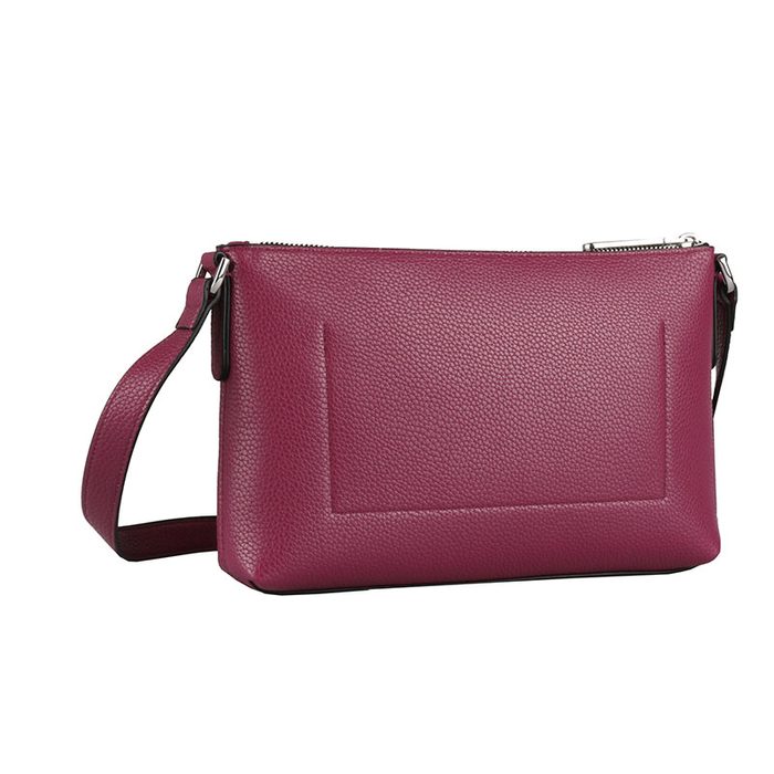 Kabelka disponuje nastavitelným popruhem pro nošení přes rameno i crossbody s délkou až 120 cm. CALVIN KLEIN, KABELKA DISPONUJE NASTAVITELNÝM POPRUHEM PRO NOŠENÍ PŘES RAMENO I CROSSBODY S DÉLKOU AŽ 120 CM. - CROSSBODY KABELKY - KABELKY