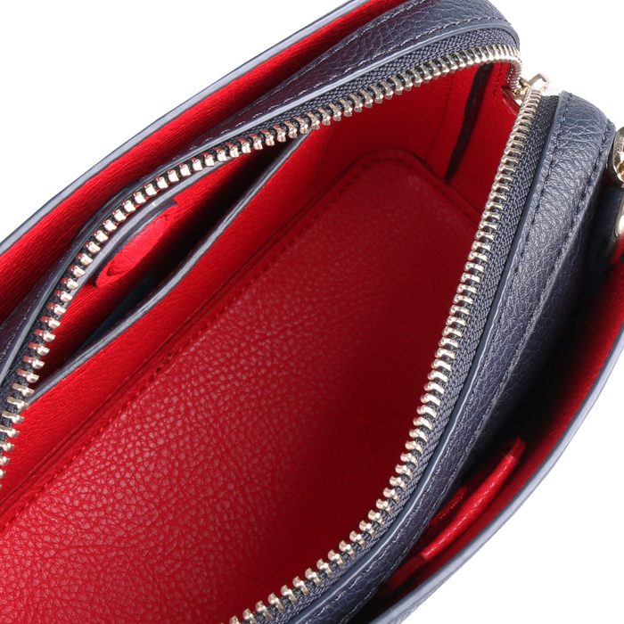 Uvnitř dámské kabelky Tommy Hilfiger najdete otevřenou přihrádku na drobnosti. TOMMY HILFIGER, UVNITŘ DÁMSKÉ KABELKY TOMMY HILFIGER NAJDETE OTEVŘENOU PŘIHRÁDKU NA DROBNOSTI. - CROSSBODY KABELKY - KABELKY