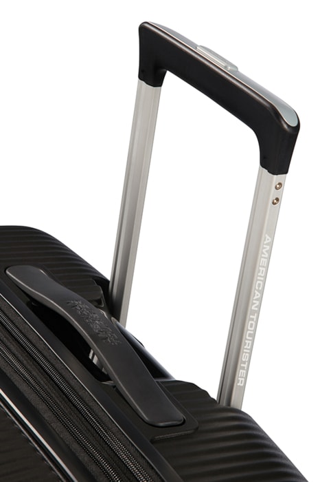 Snadnou manipulaci umožňuje polohovatelná trolej s nastavitelnou délkou a dvě madla (horní a boční). AMERICAN TOURISTER, SNADNOU MANIPULACI UMOŽŇUJE POLOHOVATELNÁ TROLEJ S NASTAVITELNOU DÉLKOU A DVĚ MADLA (HORNÍ A BOČNÍ). - SKOŘEPINOVÉ KUFRY - CESTOVNÍ KUFRY A TAŠKY