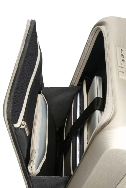 Prodigy je škrupinová kolekcia kufrov od značky Samsonite s ktorou hravo zvládnete bezpečnostnú prehliadku na letisku vďaka ľahko dosiahnuteľnom zapustenom prednom vrecku. SAMSONITE, PRODIGY JE ŠKRUPINOVÁ KOLEKCIA KUFROV OD ZNAČKY SAMSONITE S KTOROU HRAVO ZVLÁDNETE BEZPEČNOSTNÚ PREHLIADKU NA LETISKU VĎAKA ĽAHKO DOSIAHNUTEĽNOM ZAPUSTENOM PREDNOM VRECKU. - PRÍRUČNÁ BATOŽINA - CESTOVNÉ KUFRE A TAŠKY