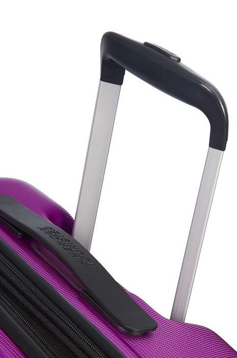 Obsahuje připevněný tříčíselný TSA zámek pro bezpečné cestování a lehkou, dvojitou trolej, která se přizpůsobí jakékoliv výšce uživatele. AMERICAN TOURISTER, OBSAHUJE PŘIPEVNĚNÝ TŘÍČÍSELNÝ TSA ZÁMEK PRO BEZPEČNÉ CESTOVÁNÍ A LEHKOU, DVOJITOU TROLEJ, KTERÁ SE PŘIZPŮSOBÍ JAKÉKOLIV VÝŠCE UŽIVATELE. - SKOŘEPINOVÉ KUFRY - CESTOVNÍ KUFRY A TAŠKY