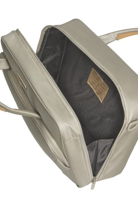 Hlavní komora je uzavíratelná bezpečně na zip, který lze uzamknout zámečkem (není součástí výrobku). SAMSONITE, HLAVNÍ KOMORA JE UZAVÍRATELNÁ BEZPEČNĚ NA ZIP, KTERÝ LZE UZAMKNOUT ZÁMEČKEM (NENÍ SOUČÁSTÍ VÝROBKU). - CESTOVNÍ TAŠKY - CESTOVNÍ KUFRY A TAŠKY