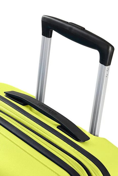 Dále v jeho výbavě naleznete výsuvnou dvojitou trolej s aretací a horní a boční madlo. AMERICAN TOURISTER, DÁLE V JEHO VÝBAVĚ NALEZNETE VÝSUVNOU DVOJITOU TROLEJ S ARETACÍ A HORNÍ A BOČNÍ MADLO. - SKOŘEPINOVÉ KUFRY - CESTOVNÍ KUFRY A TAŠKY