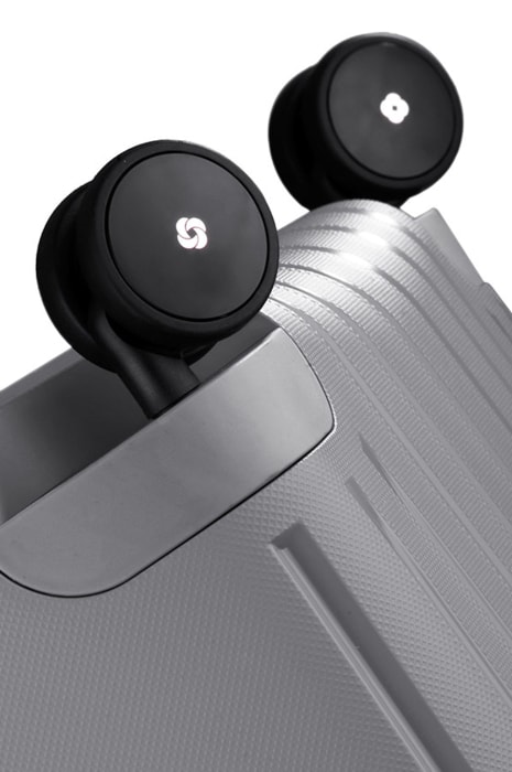 Čtyři dvojitá kolečka otočná o 360° pro snadnou manipulaci. SAMSONITE, ČTYŘI DVOJITÁ KOLEČKA OTOČNÁ O 360° PRO SNADNOU MANIPULACI. - ŠKRUPINOVÉ KUFRE - CESTOVNÉ KUFRE A TAŠKY