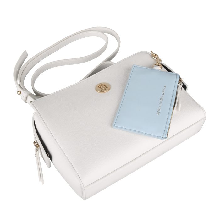 Do kabelky pohodlně umístíte formát A6. TOMMY HILFIGER, DO KABELKY POHODLNĚ UMÍSTÍTE FORMÁT A6. - CROSSBODY KABELKY - KABELKY