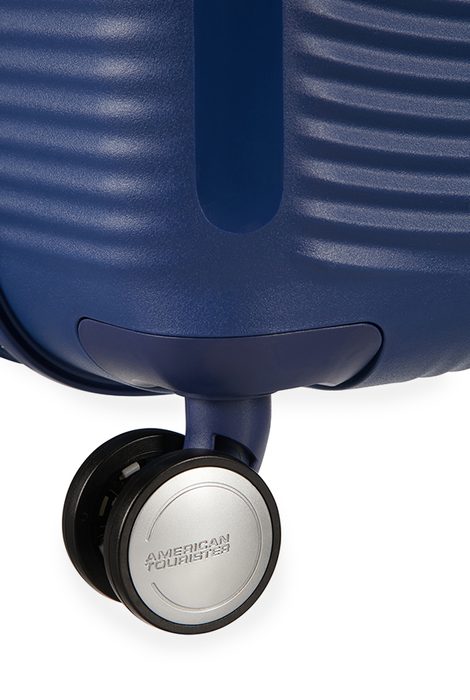 Pro pohodlné převážení z místa na místo je kufr vybaven čtyřmi dvojitými kolečky, která se otáčejí v plném rozsahu 360°. AMERICAN TOURISTER, PRO POHODLNÉ PŘEVÁŽENÍ Z MÍSTA NA MÍSTO JE KUFR VYBAVEN ČTYŘMI DVOJITÝMI KOLEČKY, KTERÁ SE OTÁČEJÍ V PLNÉM ROZSAHU 360°. - SKOŘEPINOVÉ KUFRY - CESTOVNÍ KUFRY A TAŠKY