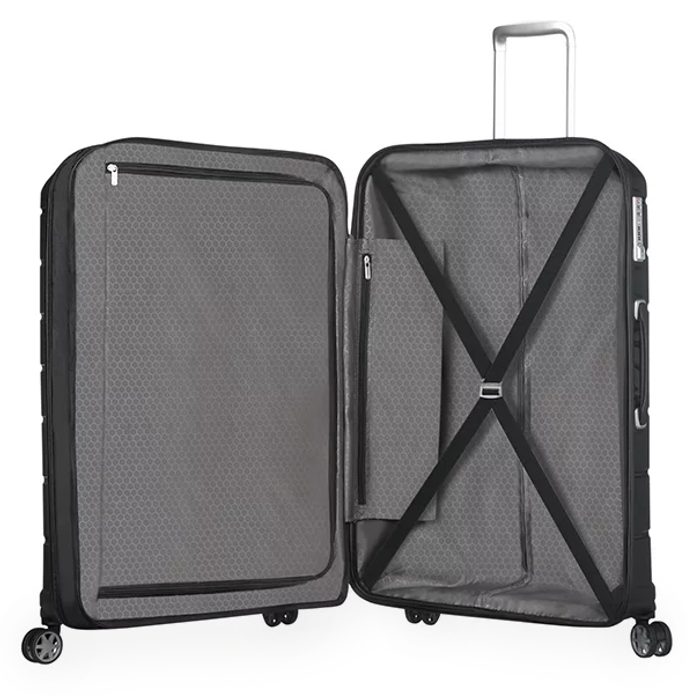 În ceea ce privește spațiul de depozitare, trolerul este echipat cu un compartiment inferior cu bretele pentru fixarea conținutului și un compartiment superior cu pereți despărțitori. SAMSONITE, ÎN CEEA CE PRIVEȘTE SPAȚIUL DE DEPOZITARE, TROLERUL ESTE ECHIPAT CU UN COMPARTIMENT INFERIOR CU BRETELE PENTRU FIXAREA CONȚINUTULUI ȘI UN COMPARTIMENT SUPERIOR CU PEREȚI DESPĂRȚITORI. - TROLERE RIGIDE - TROLERE ȘI GENȚI DE VOIAJ