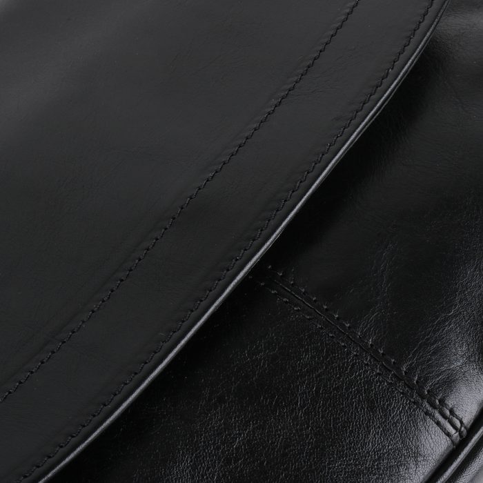 Kabelka je vyrobená z hovädzej kože. SNĚŽKA NÁCHOD, KABELKA JE VYROBENÁ Z HOVÄDZEJ KOŽE. - CROSSBODY KABELKY - KABELKY
